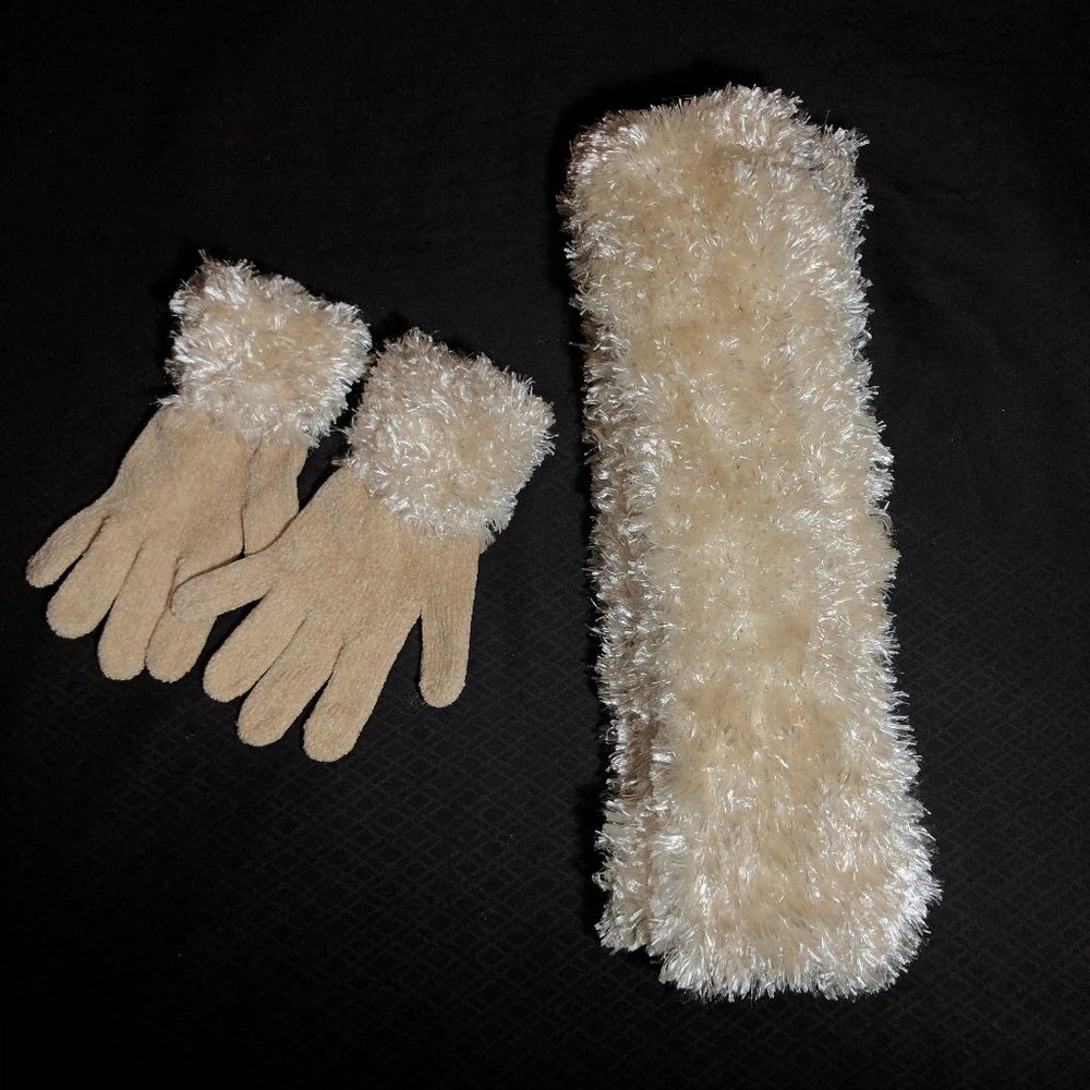 Cejon Scarf and Gloves Set